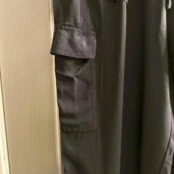 Women’s Olive + Oak Cargo Jogger pants in black EUC 100% Rayon Size Medium - Picture 4 of 10